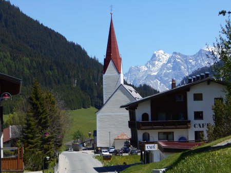 Berwang mit Blick auf Zugspitze.jpg